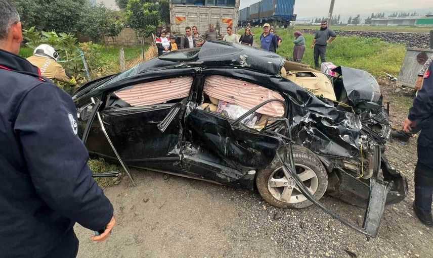 Dörtyol'da trenle çarpışan otomobilde iki kişi yaralandı