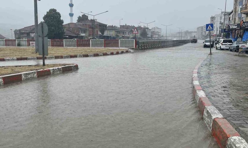 Kavak'ta sağanak yağış etkili oldu yollar göle döndü
