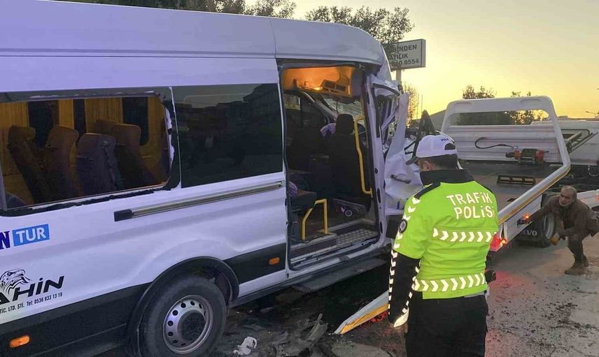 Arnavutköy'de minibüs kazasında 9 kişi yaralandı