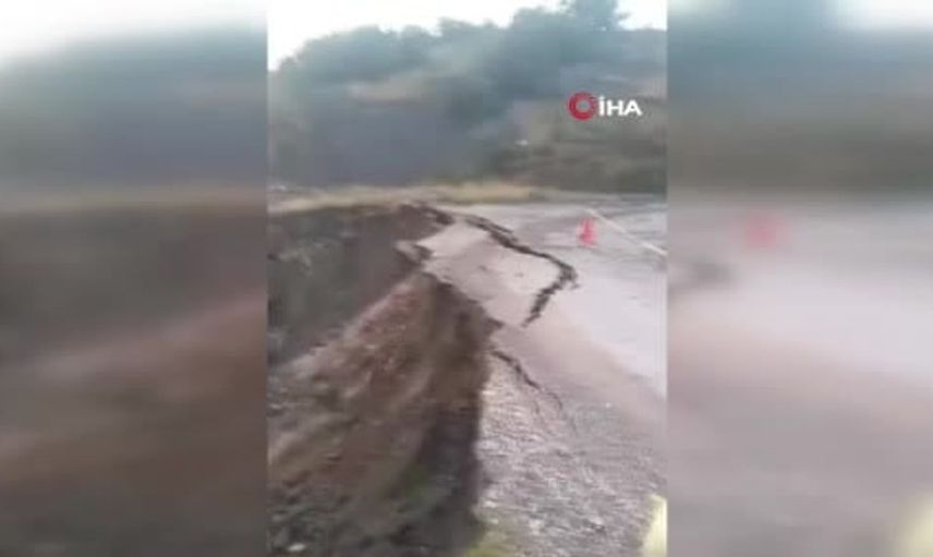 Tokat'ta sağanak sonrası meydana gelen heyelan köy yolunu yıktı