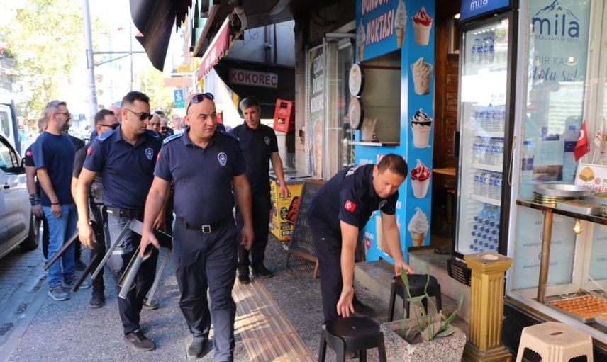 Edremit'te kaldırımlar yeniden yayaların kullanımına açıldı