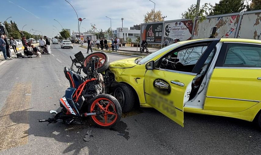 Edirne'de taksi ile motosiklet çarpıştı, iki kişi hastaneye kaldırıldı