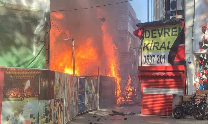 Yangın panik yarattı: Kocaeli'de konteyner alev alev yanarken mahalleli sokağa döküldü