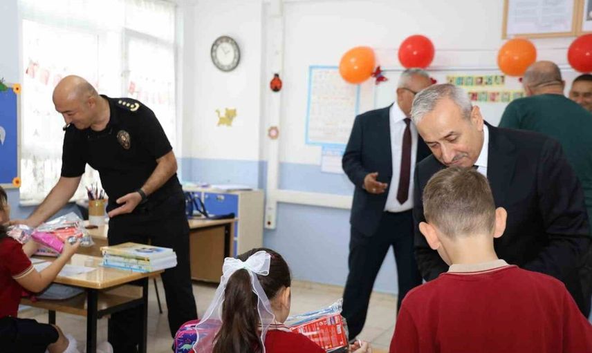 Karabük'te öğrencilere polis emeklilerinden okula başlangıç desteği