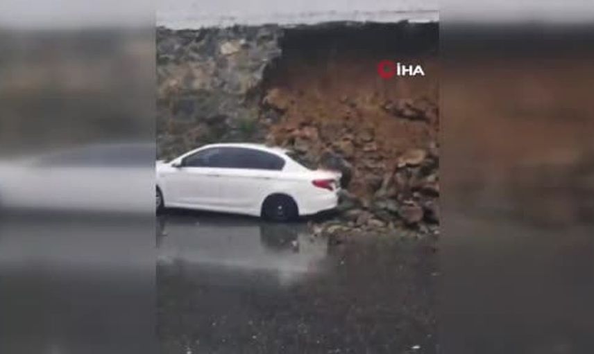 Sultangazi'de sağanak yağmur duvarı çöktürdü