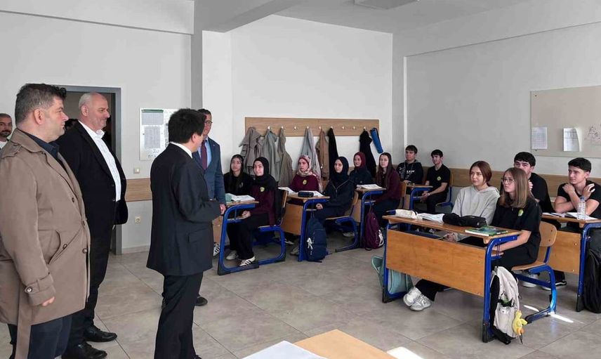 Çilimli'de kaymakam ve başkan öğrencilerle eğitime dair sohbet etti
