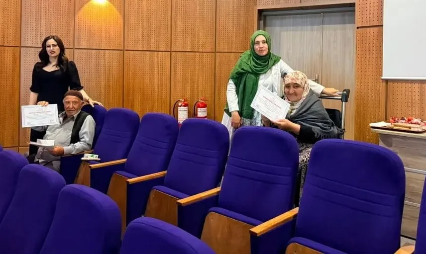 Bayburt'ta diyabet okulunu tamamlayan hastalara diplomaları verildi