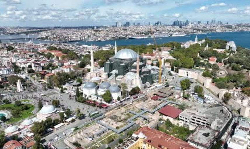Ayasofya'nın restorasyonu sürerken kubbesine koruyucu branda çekildi