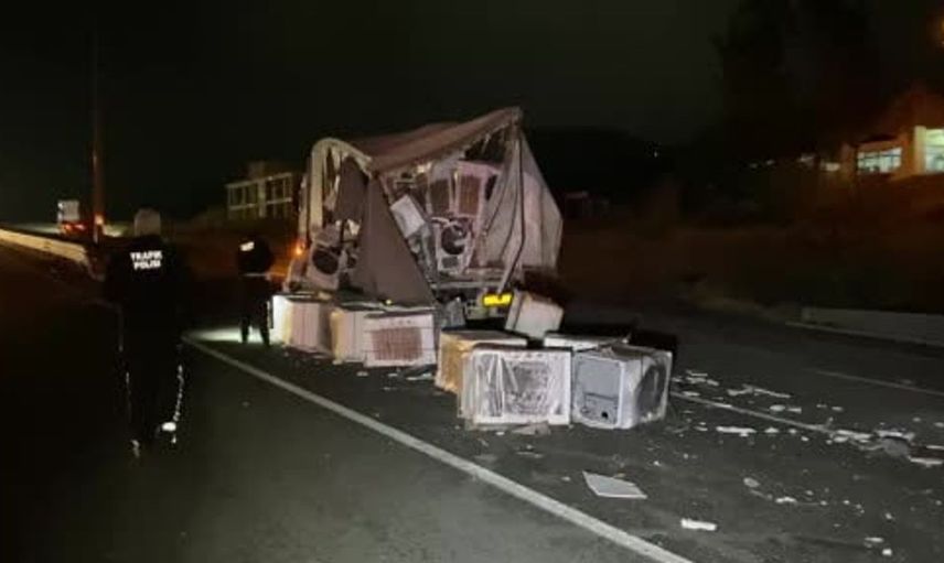 Elazığ'da 3 tırın çarpışması sonucu 1 kişi hayatını kaybetti