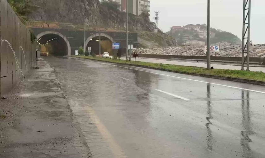 Zonguldak'ta şiddetli yağış sonrası istinat duvarı çöktü