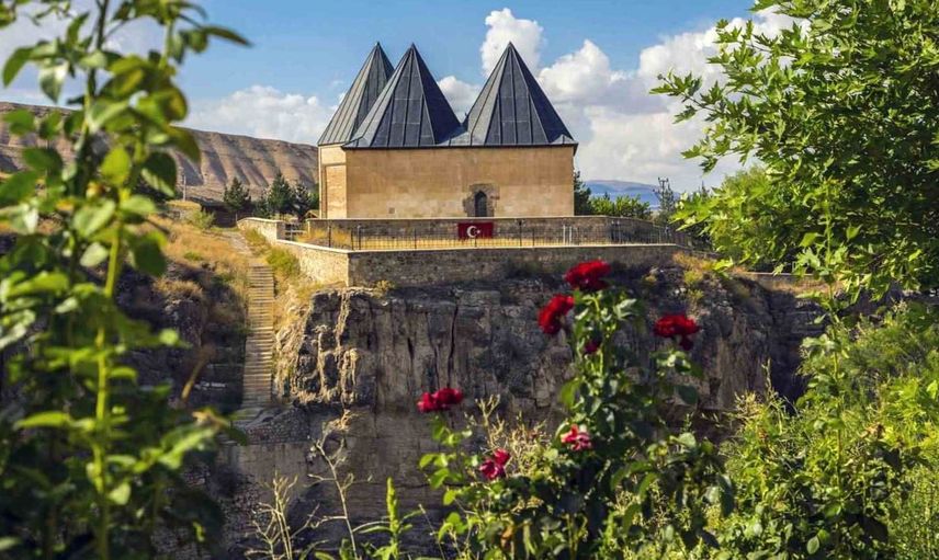 Erzincan'daki Sultan Melik Türbesi, Mengücek Beyliği'nin mirasını yansıtıyor