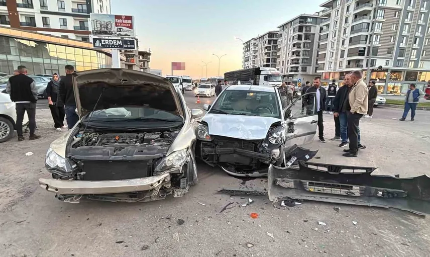 Aksaray'da iki araç çarpıştı: 5 kişi hastaneye kaldırıldı
