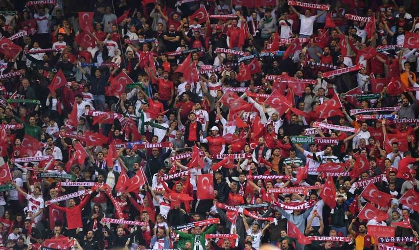 Kırmızı-beyaz dayanışma: Fransa-Türkiye maçı Kocaeli’de başladı