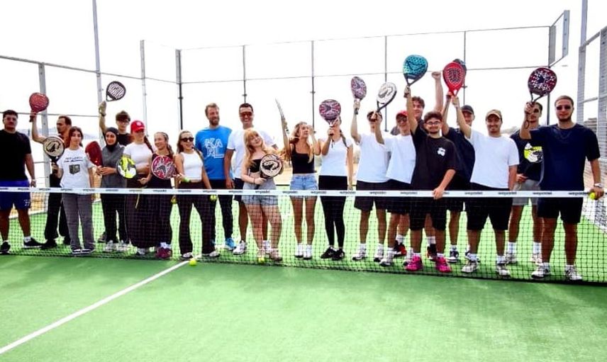 Çeşme'de üniversite öğrencileri padel sporu ile tanıştı