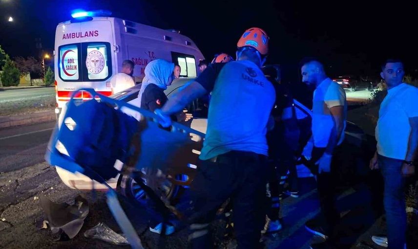 Bingöl'de iki otomobil çarpıştı: 2 yaralı