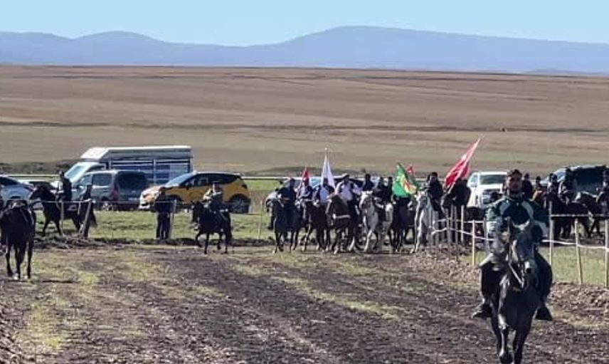 Kars'ta geleneksel rahvan at yarışları büyük ilgi gördü