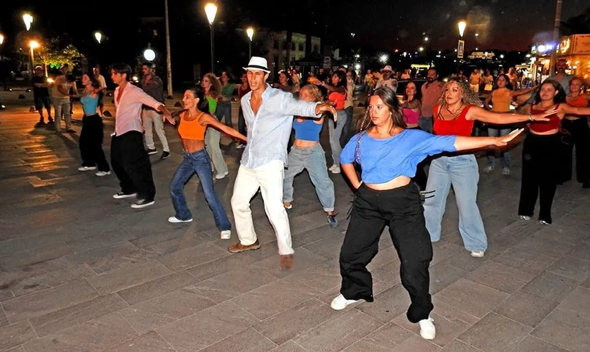 Çeşme Festivali'nde izleyicilere unutulmaz anlar yaşatıldı: İzmir Aşkına Derneği'nin flashmob gösterisi