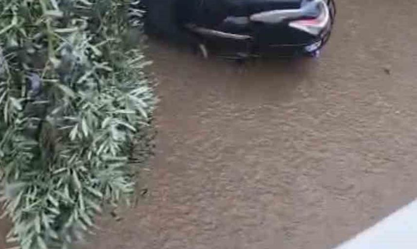 Konaklı'da sağanak yağış yaşamı olumsuz etkiledi: Pazar yeri su altında kaldı