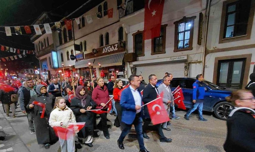 Mudurnu’da Cumhuriyet Bayramı coşkusu fener alayı ile yaşandı
