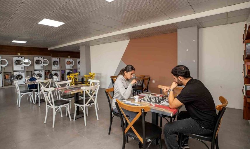 Mersin'de üniversite öğrencilerine ücretsiz çamaşır hizmeti sunan Çamaşır Kafe büyük ilgi gördü