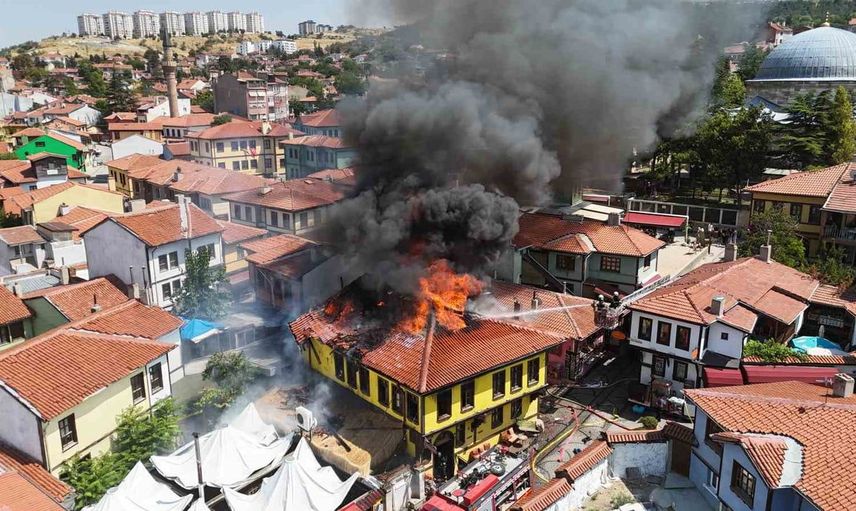 Eskişehir'in tarihi odunpazarı evlerinde çıkan yangın, 2 kişiyi etkiledi