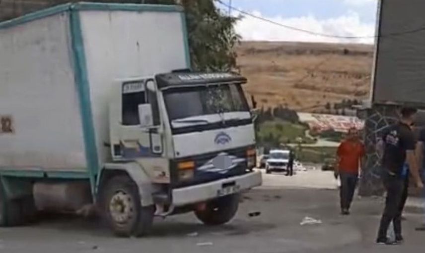 Gaziantep'te freni boşalan kamyon geri kayarak elektrik direği ve eve çarptı