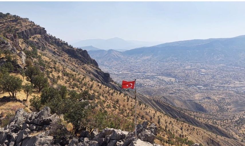 Yüksek rakımda vatanseverlik: Gazeteci Türk bayrağını yeniledi