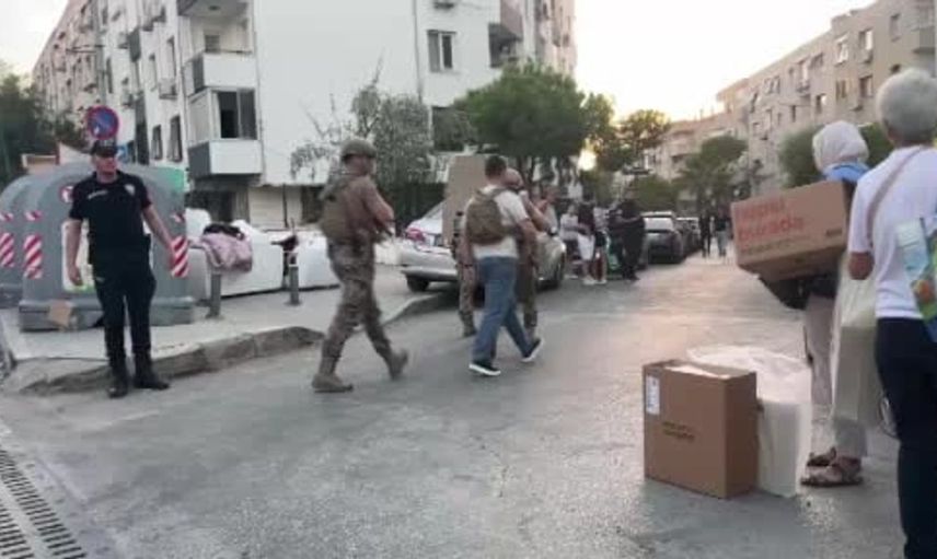 Banka şubesinde rehine krizi: Güvenlik görevlisinden silahını alarak 5 kişiyi rehin aldı