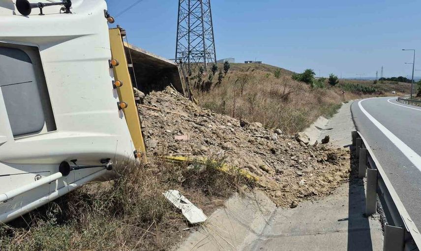 Sultangazi'de hafriyat kamyonu devrildi, sürücü yaralanmadı