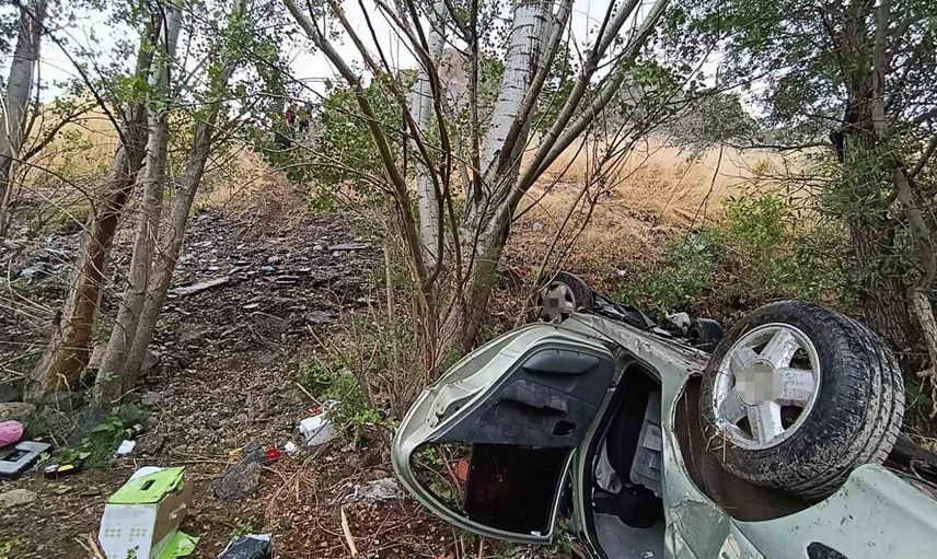 Sivas'ta otomobil dereye uçtu: 1 çocuk hayatını kaybetti, 4 kişi yaralandı