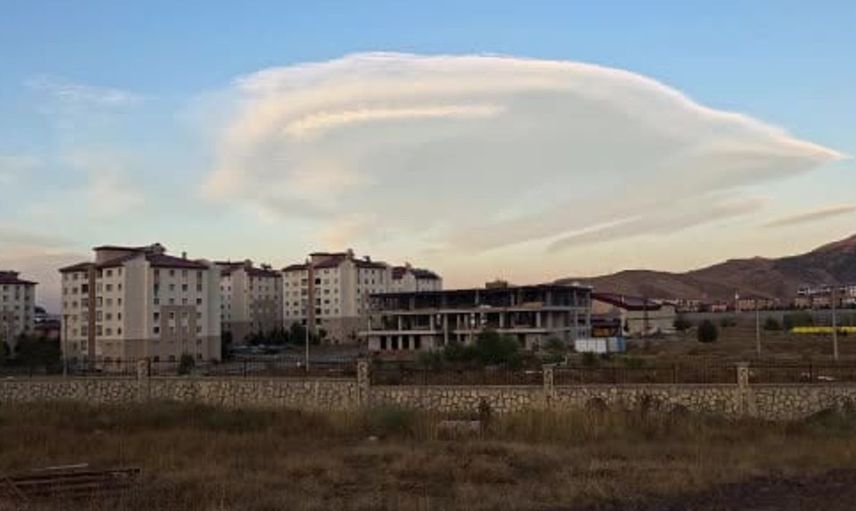 Bitlis'te oluşan mercek bulutu gökyüzünü renklendirdi