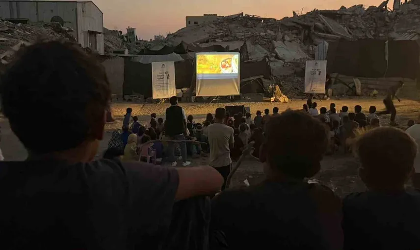 Gazze'de savaşın ortasında çocuklar için sinema deneyimi