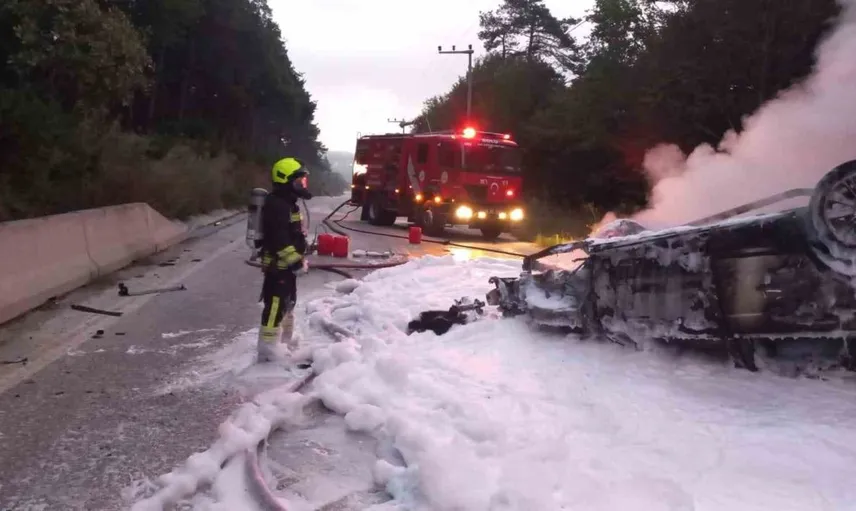 Bolu'da devrilen otomobil alev aldı, sürücü hastaneye kaldırıldı