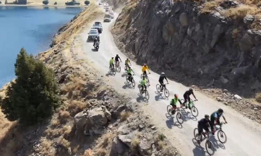 Bisiklet tutkunları Van Gölü'nde doğa güzelliklerine yol aldı