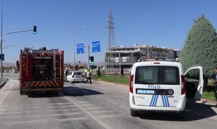 Karaman'da seyir halindeki otomobil alev aldı, 5 kişi kendini kurtardı
