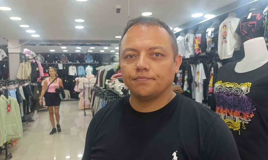 Giyim mağazasından eşofman çalan turistler yakalandı: Kolundaki bileklik başlarına dert oldu