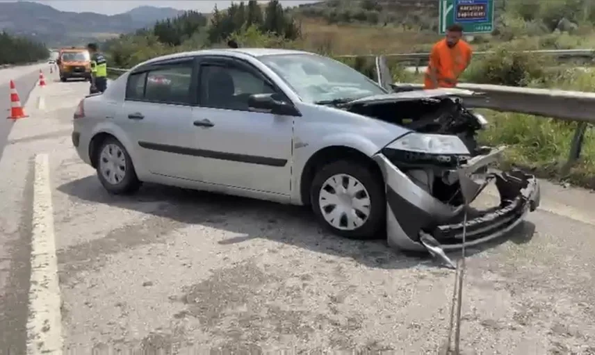 Yağışlı havada direksiyon hakimiyetini kaybeden otomobil bariyerlere çarptı: 4 yaralı