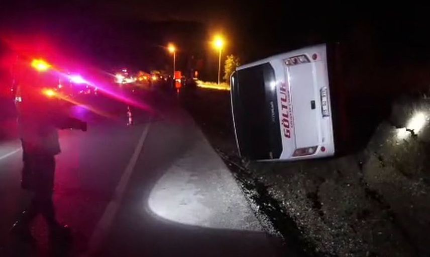 Burdur’da midibüs kaza yaptı: Yaralı yolcu hastaneye kaldırıldı