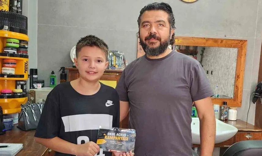 Bilecik’te berberden öğrencilere anlamlı eğitim seti hediyesi