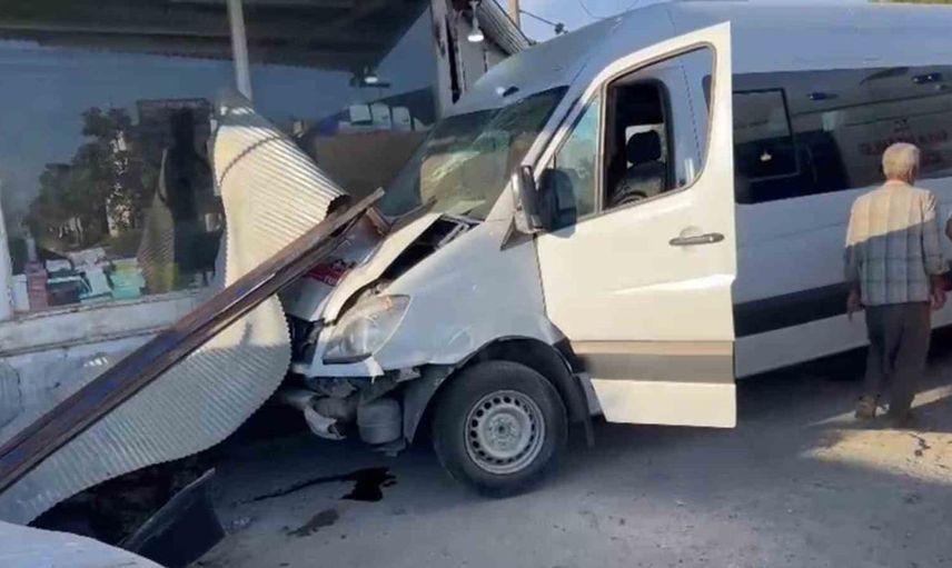 Şanlıurfa'da işçi servisi dükkana çarptı, 10 kişi yaralandı