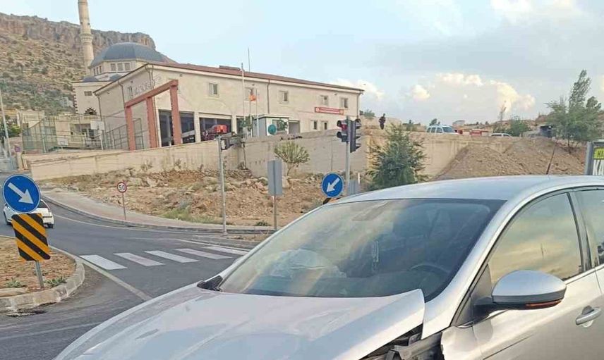 Mardin'de otomobiller çarpıştı: Maddi hasar var