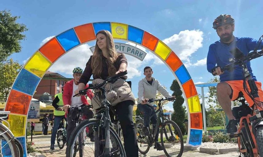 Eskişehir’de bisiklet tutkunları trafikte güvenliğe dikkat çekti