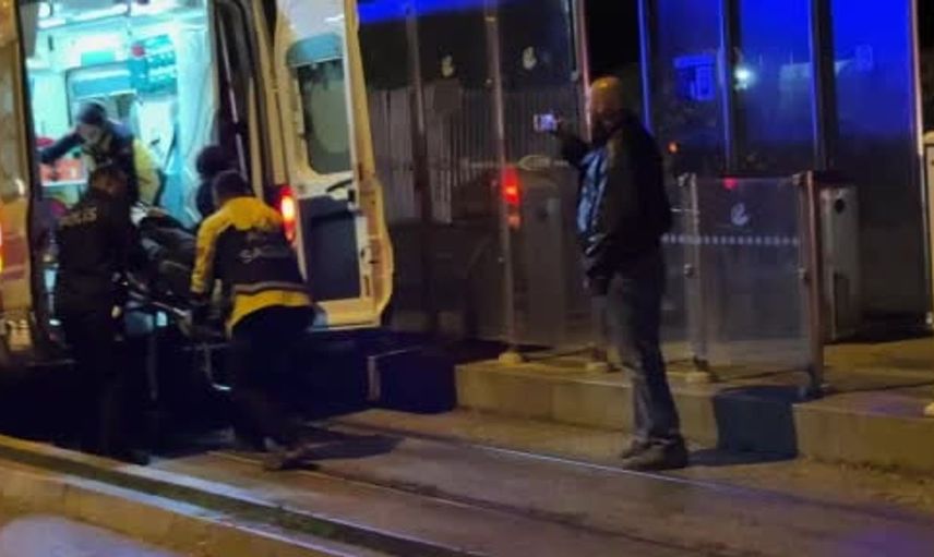 Eskişehir'de tramvay durağına dalan otomobilden 1 yaralı