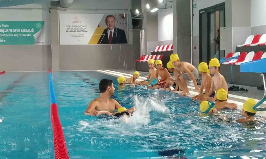 Burhaniye'de yaz Kur'an kursu öğrencileri yüzme havuzunda eğlendi