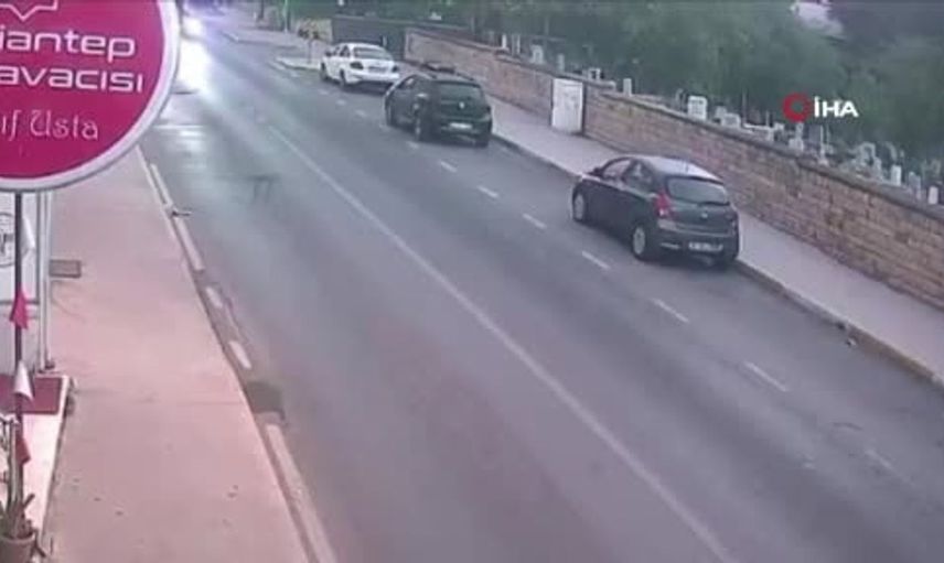 Kartal'da park halindeki araçlara çarpan otomobil takla attı