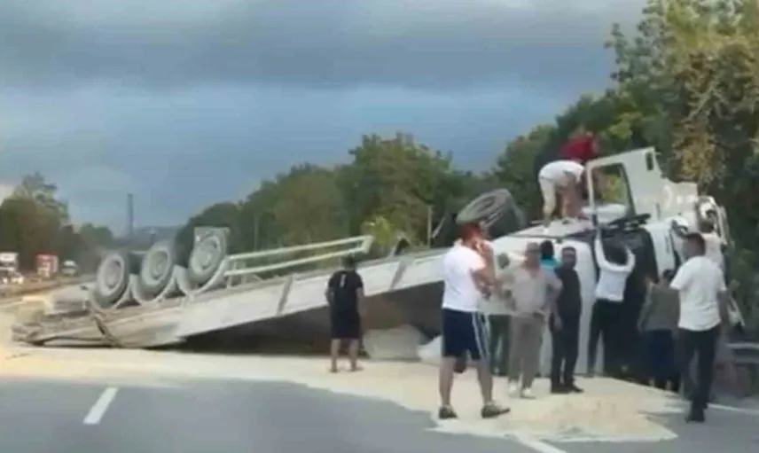 Anadolu Otoyolu'nda kum yüklü tır devrildi, trafik durma noktasına geldi