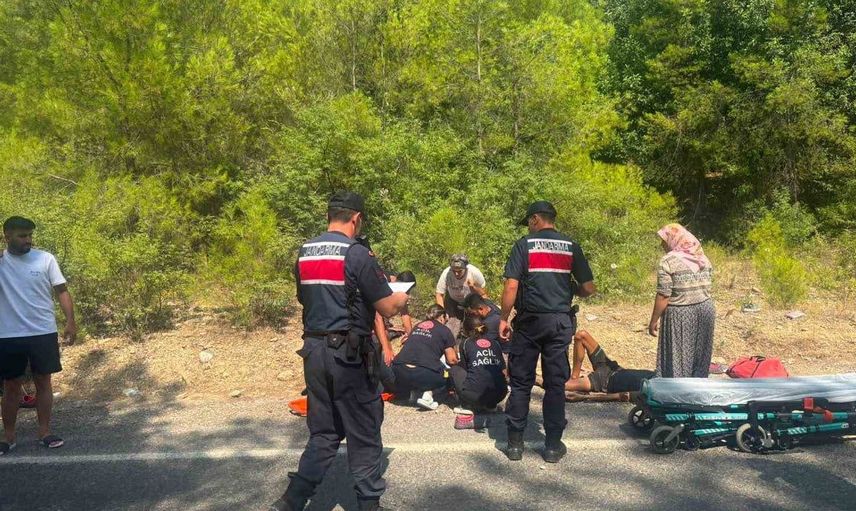 Manavgat'ta römork üzerindeki botlar devrildi: 3 yaralı