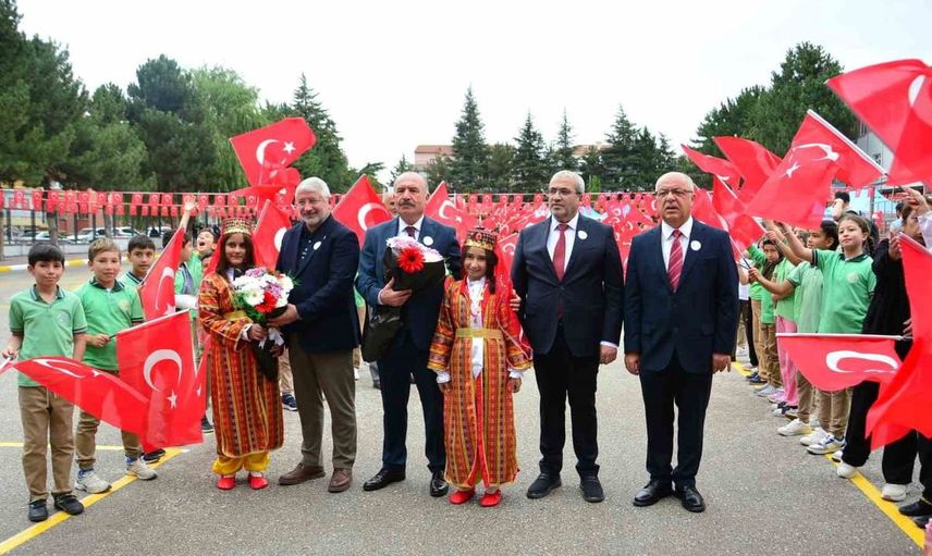 Eğitim yılı coşkuyla başladı: Çorum'da çocuklarla mendil kapmaca