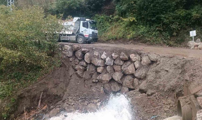 Düzce'de yoğun yağış sonrası yollar yeniden trafiğe açıldı