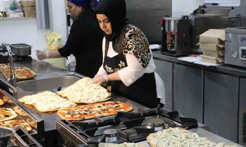 Diyarbakır'da yöresel lezzetler ile pizza atölyesi açıldı